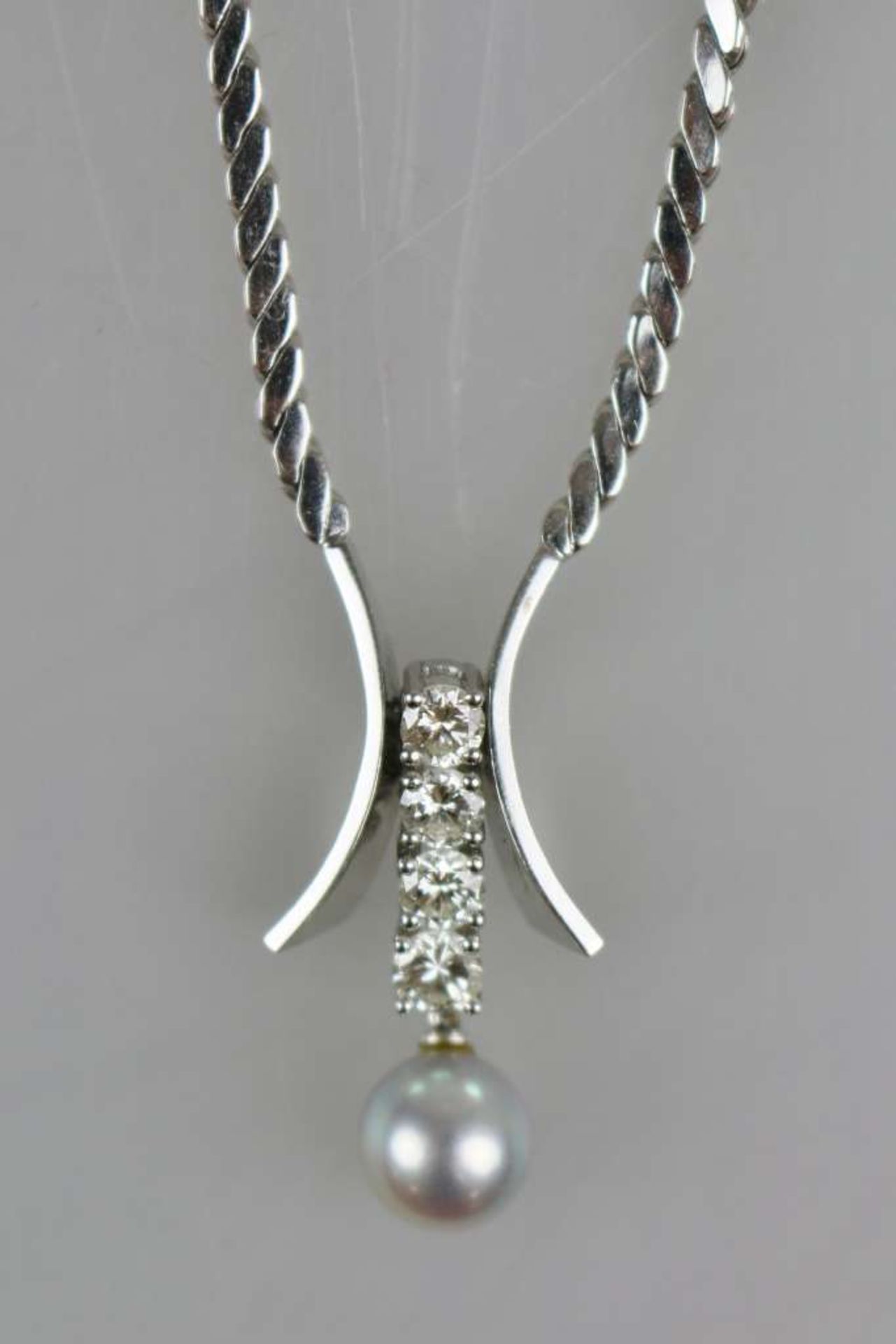 Halskette, 585er WG mit 2 sichelförmigen Enden, dazwischen eingefasst 4 Brillanten in Reihe von je - Bild 2 aus 3