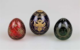 Drei Eier, Russland, Fabergé Stil, 20. Jh., blaues, rotes und grünes Glas, mit vergoldetem
