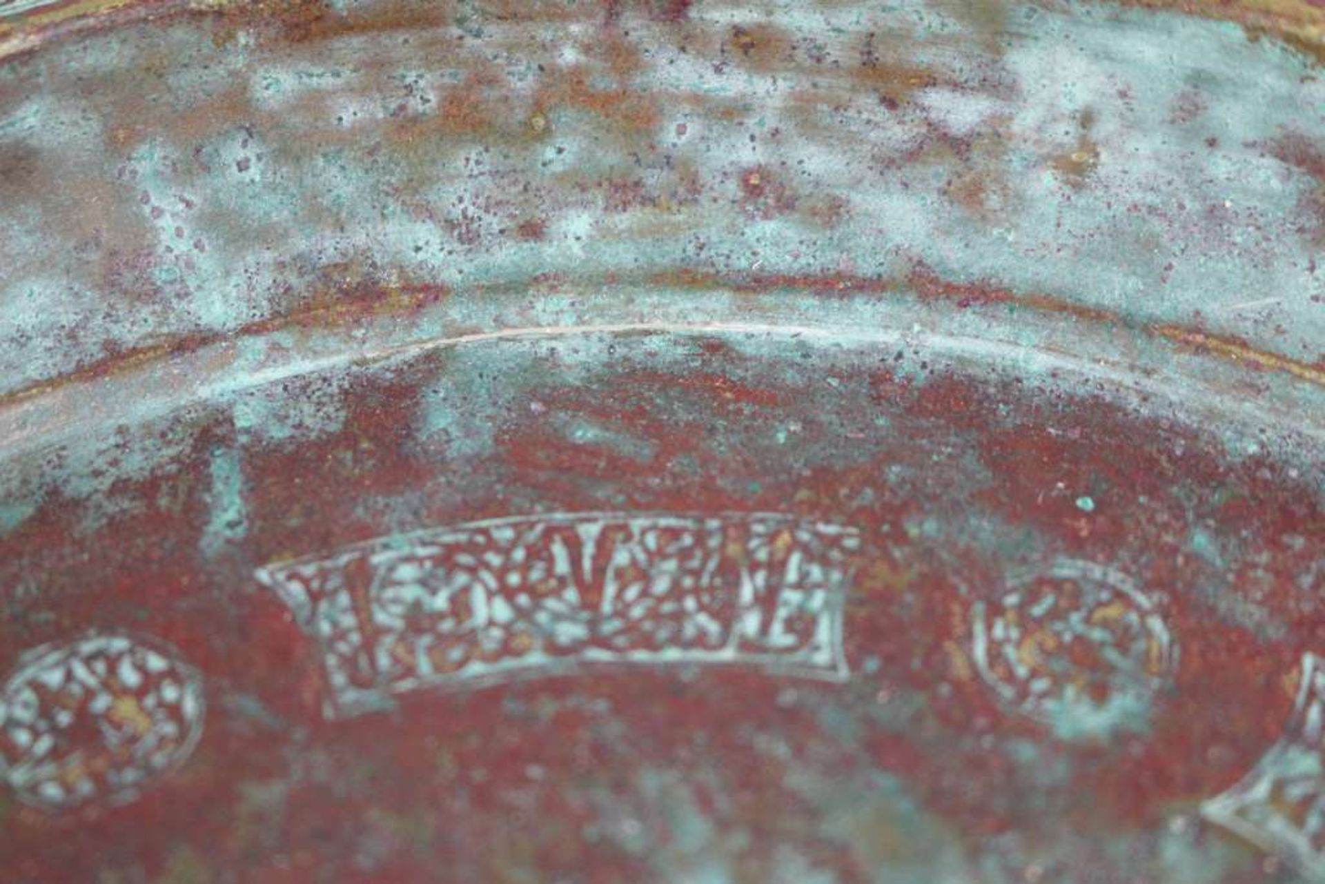 Persien um 1400, tiefgemuldeter Teller aus Messing, im Spiegel reichhaltig verziert, mit Darstellung - Bild 5 aus 5
