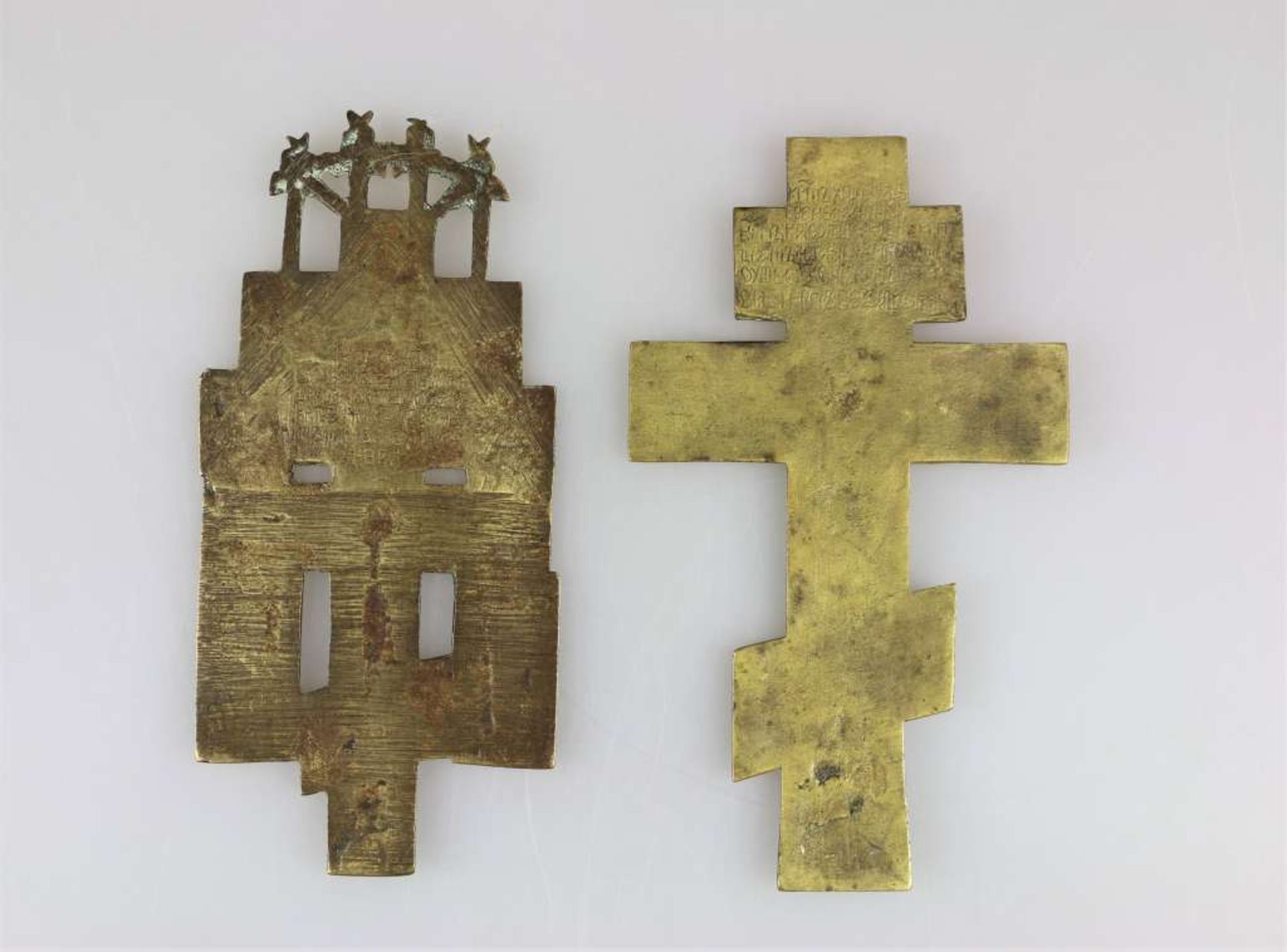 Paar Kruzifixe, Russland, 18./ 19. Jh. Bronze, reliefiert gegossen, teils mehrfarbig emailliert. H.: - Bild 2 aus 2