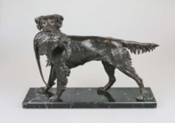 Jagdhund mit erlegtem Fasan im Maul, Metallguss patiniert, 20. Jh., auf marmorierter Steinplinthe