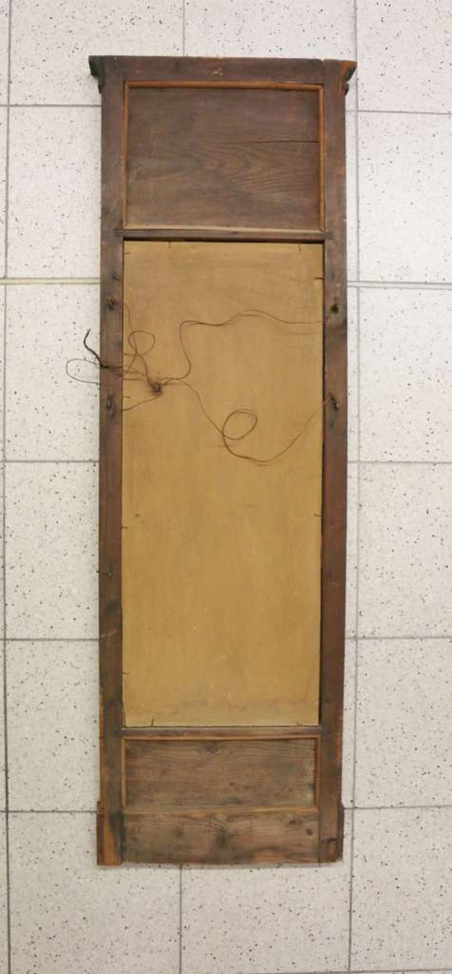 Pfeilerspiegel, Biedermeier, Obstholz. H. 138 cm, B. 42,5 cm. Furnierisse, Alter- und - Bild 3 aus 3