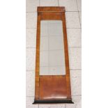 Pfeilerspiegel, Biedermeier, Obstholz. H. 138 cm, B. 42,5 cm. Furnierisse, Alter- und