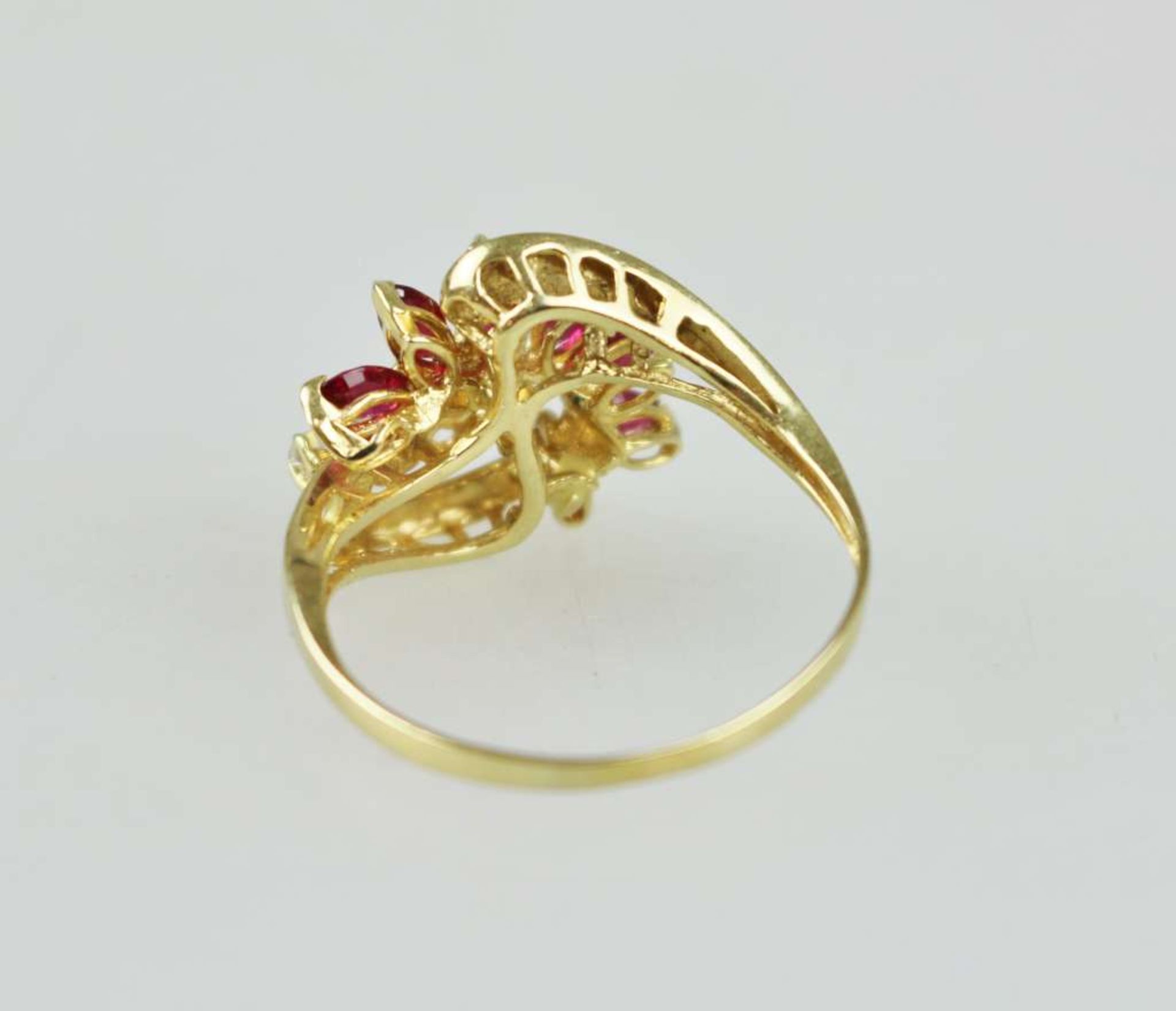 Rubin-Brillant-Ring, 750er Gelbgold, filigrane Ringschiene, diese vorne unterbrochen, an den - Bild 3 aus 3