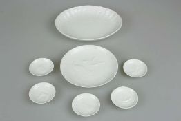 KPM, Weißporzellan, 1 große (D.: 19,5 cm) und 5 kleine (D.: 8,5 cm) Schalen mit Tier-Relief im