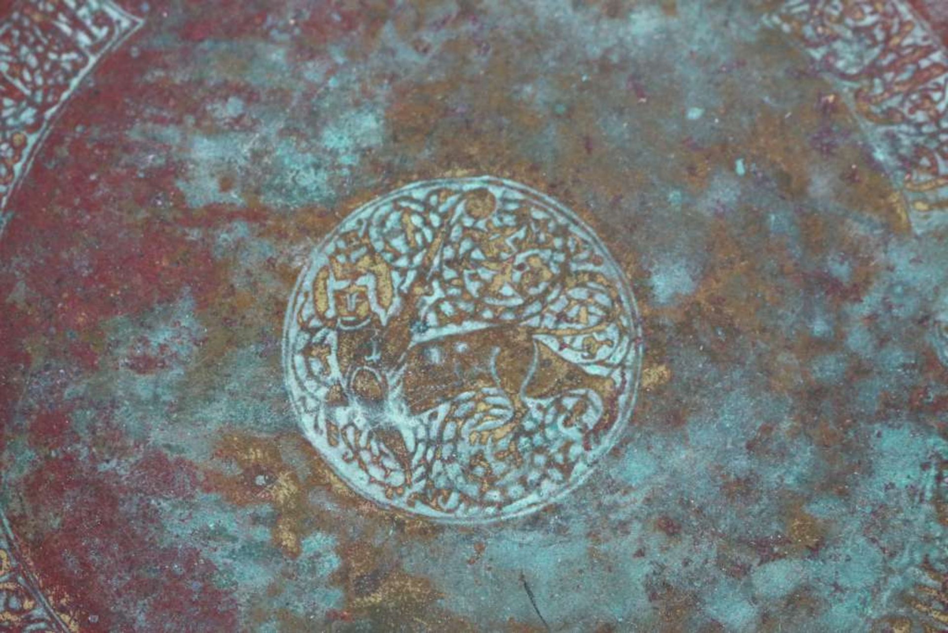 Persien um 1400, tiefgemuldeter Teller aus Messing, im Spiegel reichhaltig verziert, mit Darstellung - Bild 2 aus 5