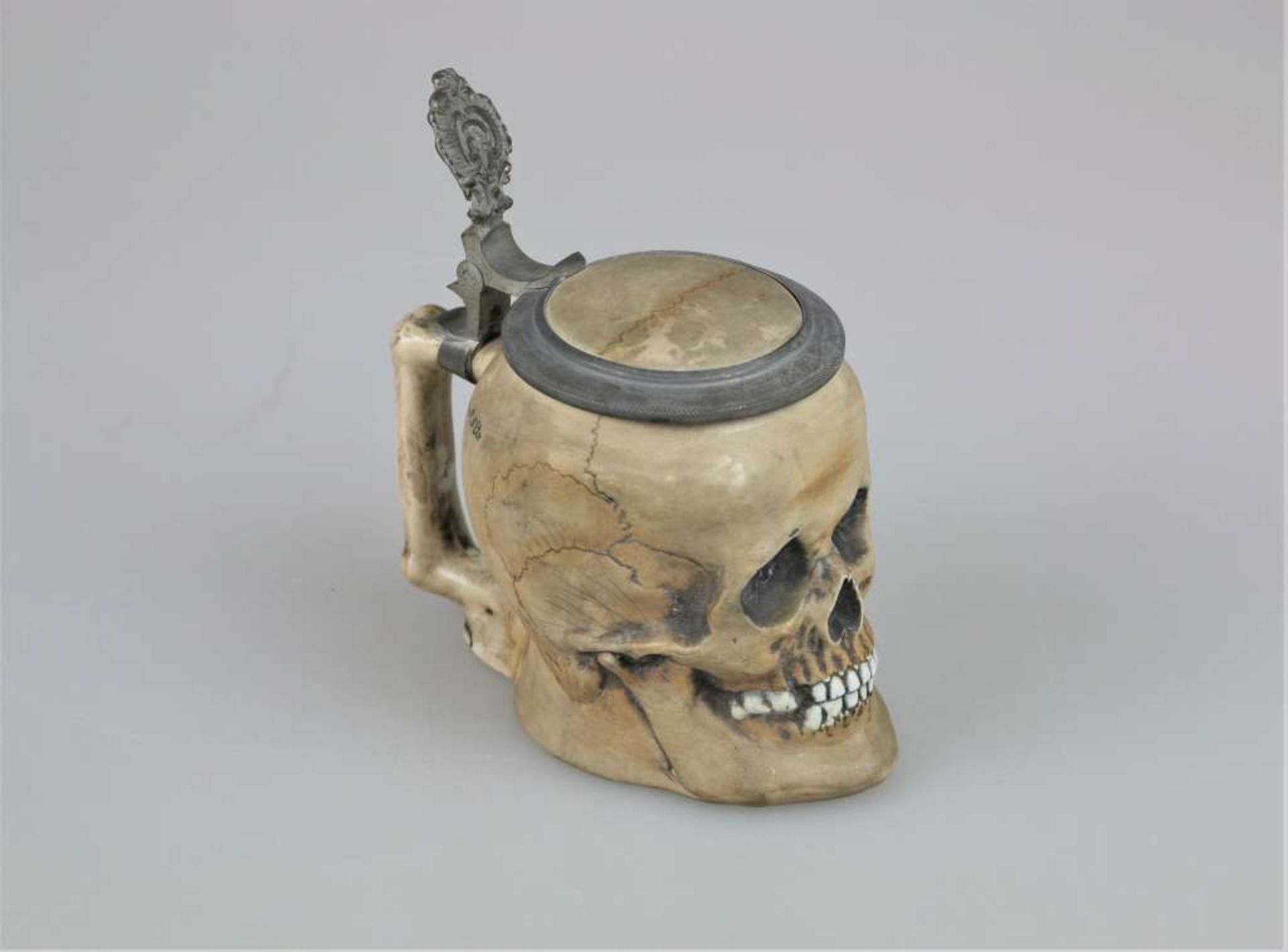 Studentika, Totenkopf-Humpen, Deckelkrug, wohl Porzellan mit Zinnmontur in Form eines Totenschädels,