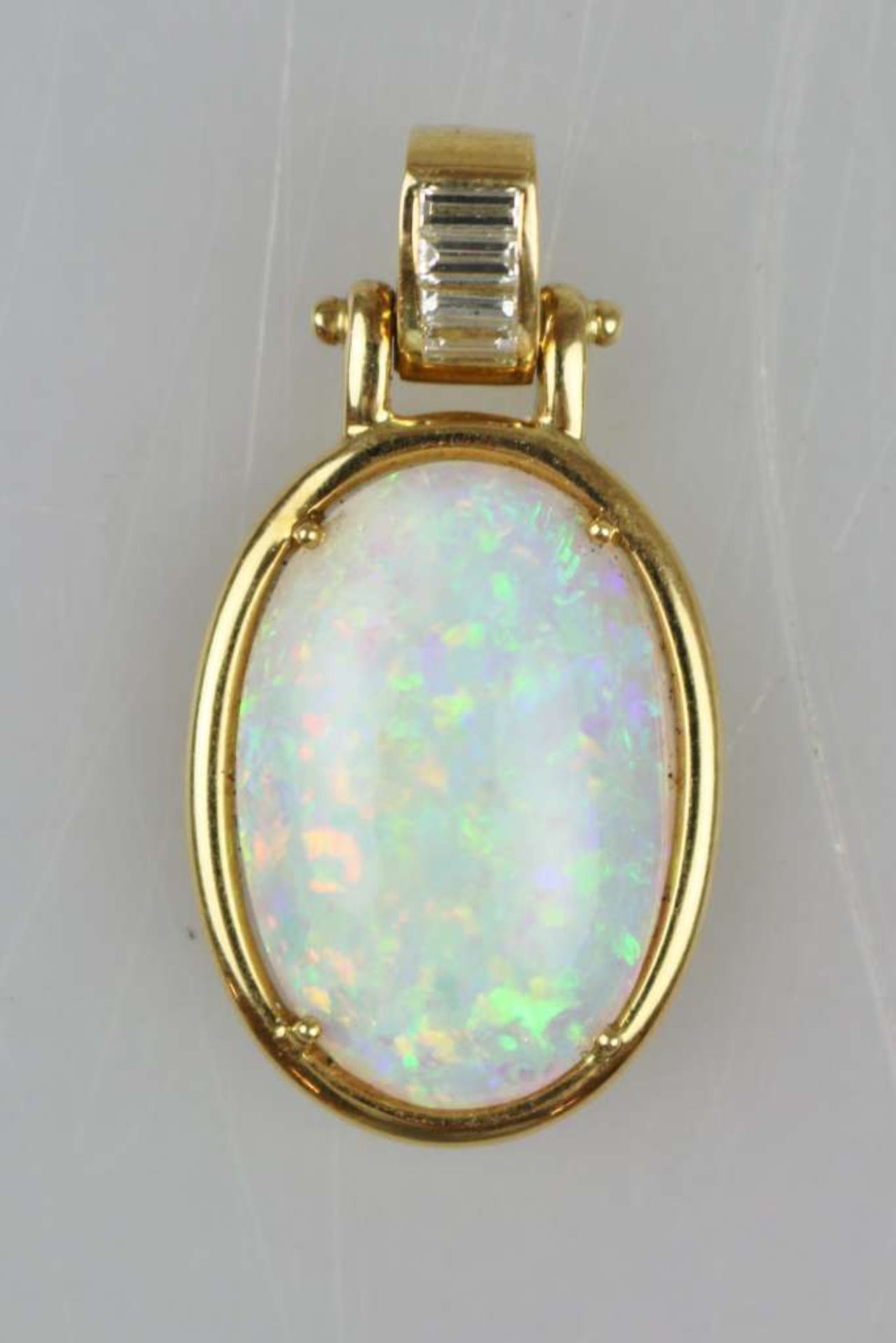 Anhänger mit großem, ovalem Cabochon Opal und Baguettdiamanten, L.: 3,7 cm, sowie der dazu - Bild 2 aus 6