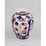 Imari-Vase, Porzellan, wohl Japan um 1900, leicht gerippte Wandung mit runder Schulter und