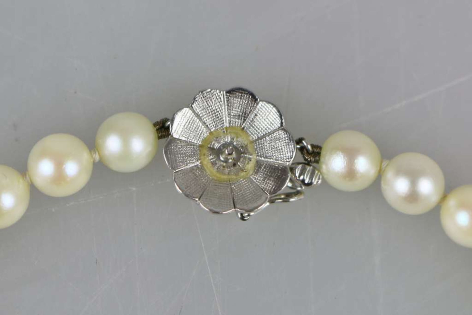 Kleine Perlenkette mit blütenförmigen Verschluss aus 14 k WG, Perlendurchmesser ca. 6,3 mm, - Bild 2 aus 3
