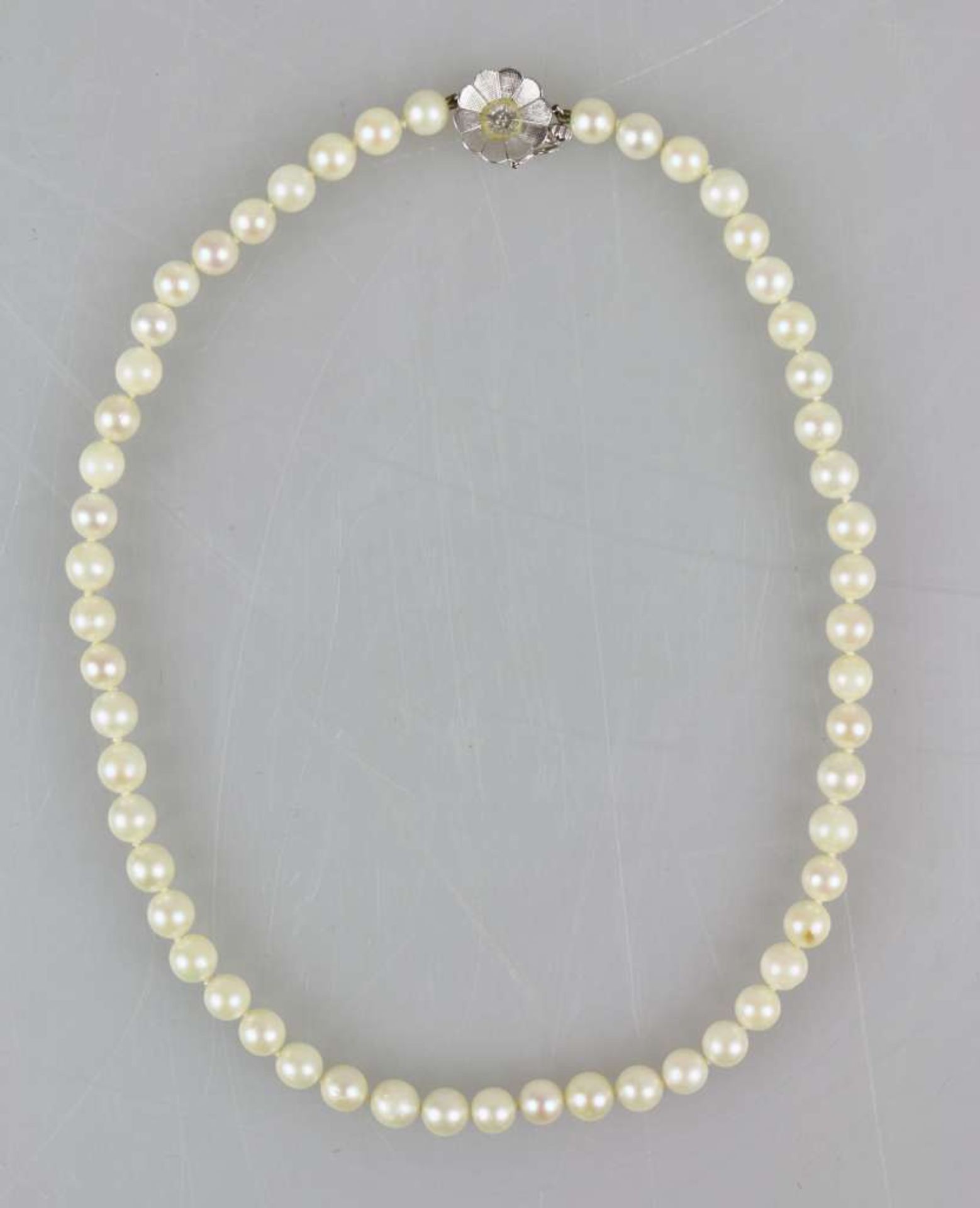 Kleine Perlenkette mit blütenförmigen Verschluss aus 14 k WG, Perlendurchmesser ca. 6,3 mm,