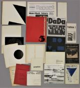 Konvolut Galerieunterlagen und Kunstzeitschriften: Kleinkataloge, Einladungskarten zu