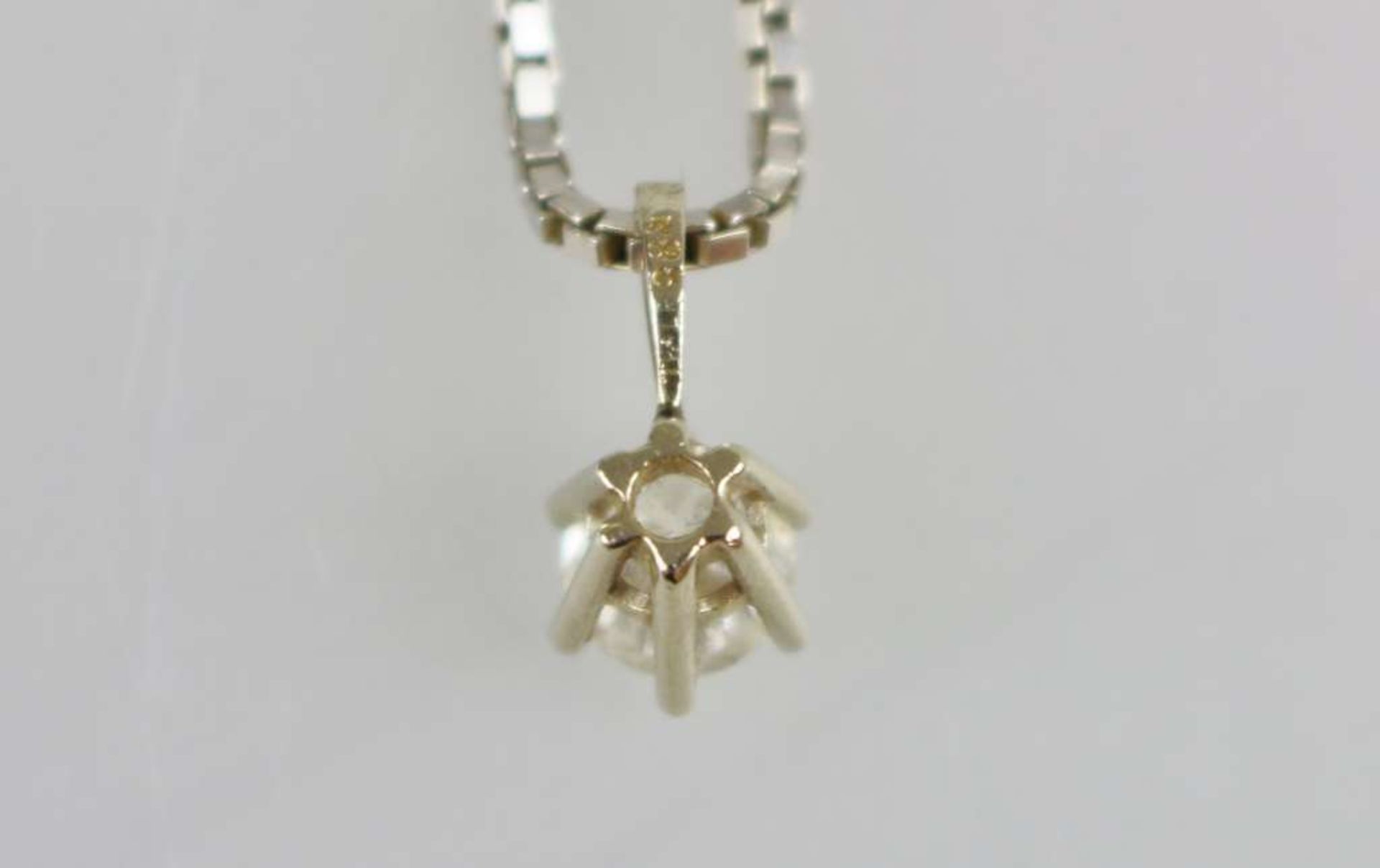 Halskette mit Solitär-Diamant, filigrane Kette in 750er WG, daran kronenförmige Fassung in 585er WG, - Bild 3 aus 3