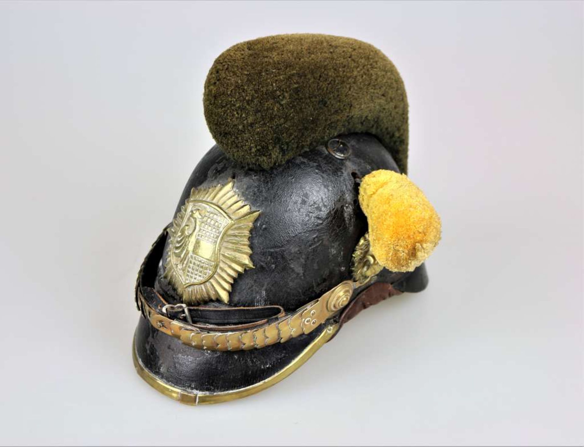 Raupenhelm für Mannschaften der Bürgerwehr Dietenheim um 1870. Lederglocke, vergoldete Beschläge,