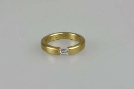 Bunz Spannring, 18 Kt Gelbgold mit einem Diamanten von 0,48 ct im Emerald-Schliff, Farbe 