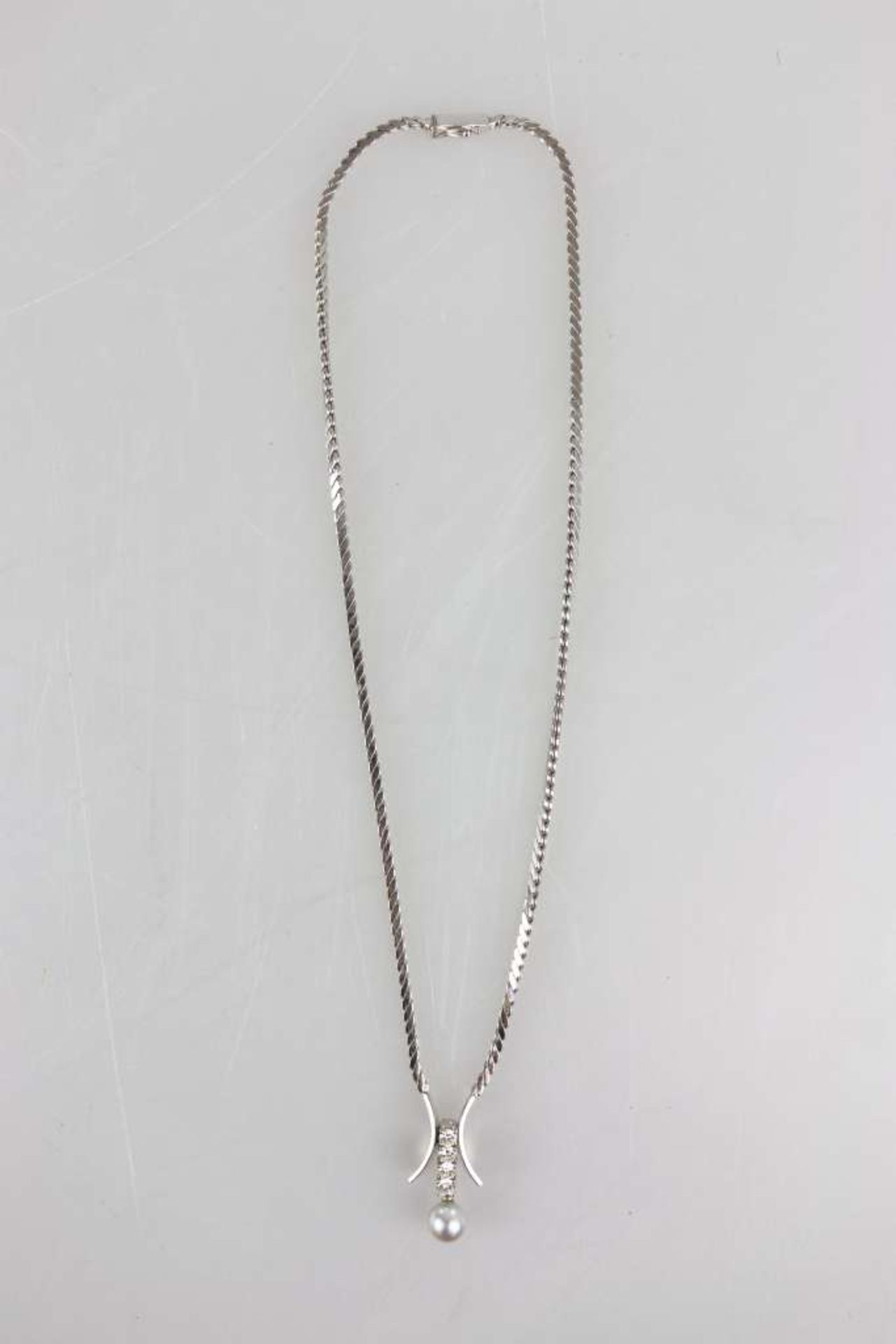 Halskette, 585er WG mit 2 sichelförmigen Enden, dazwischen eingefasst 4 Brillanten in Reihe von je