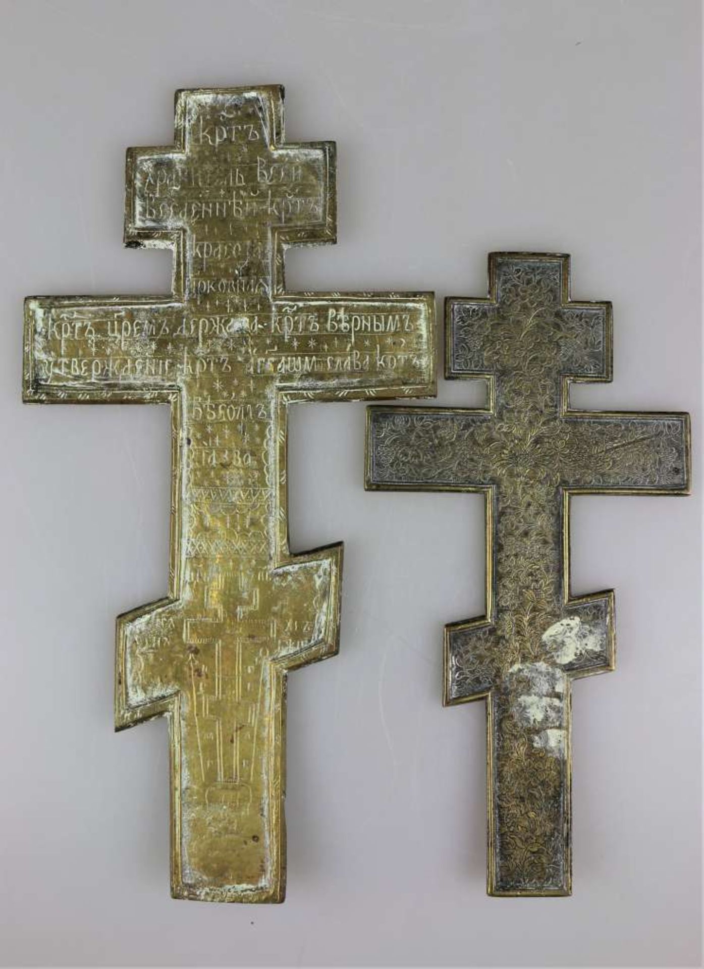 Paar Kruzifixe, Russland, 18./ 19. Jh. Bronze, reliefiert gegossen, mehrfarbig emailliert. H.: 28 u. - Bild 2 aus 2