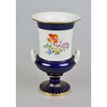 Meissen um 1900, Kratervase mit Blumenbouquets, weisser Font mit Königsblau und Goldstaffage,