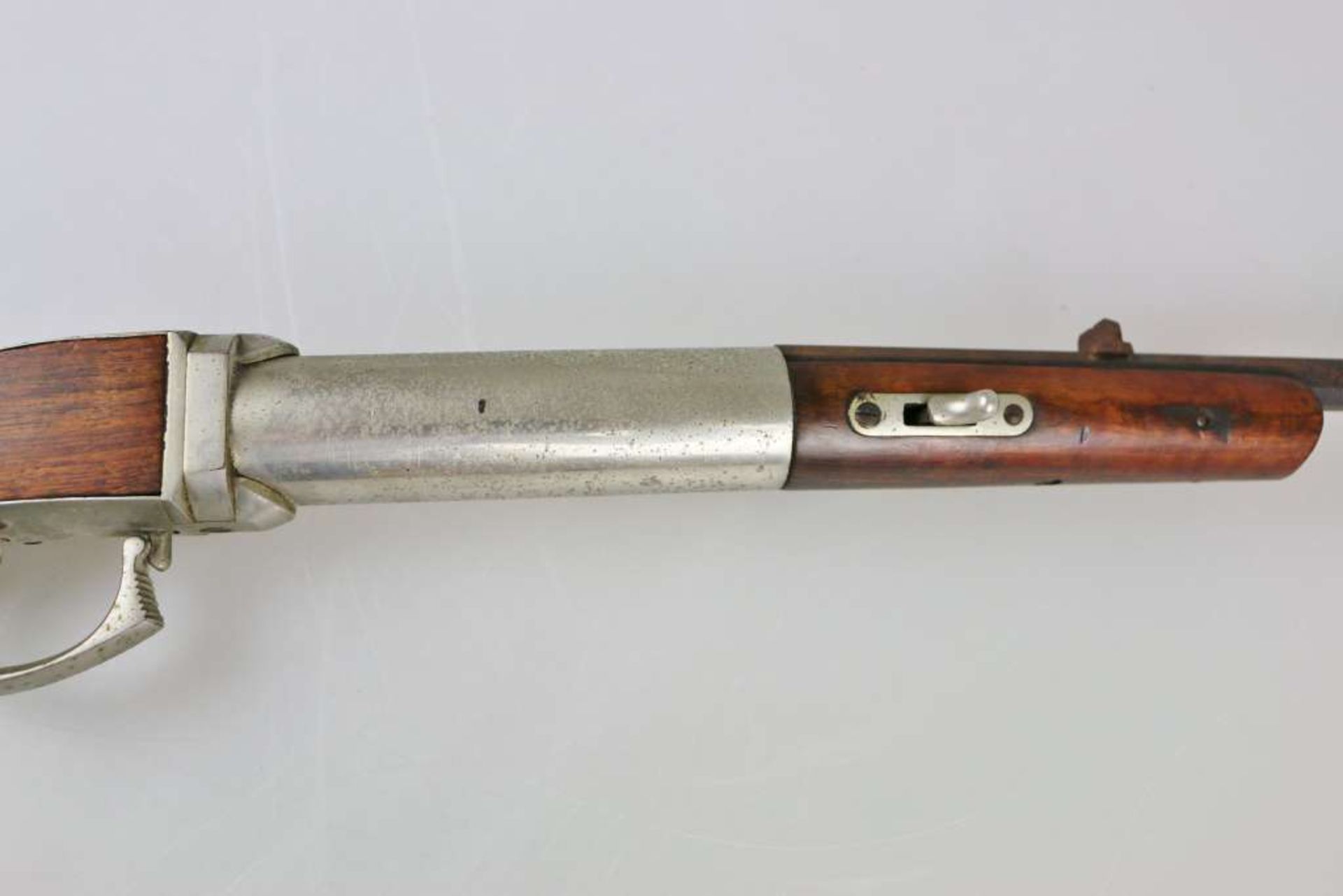 Altes Luftgewehr in Form einer Winchester um 1900, Hersteller wohl Diana, Achtkant-Lauf, Kal. ca. - Bild 3 aus 4