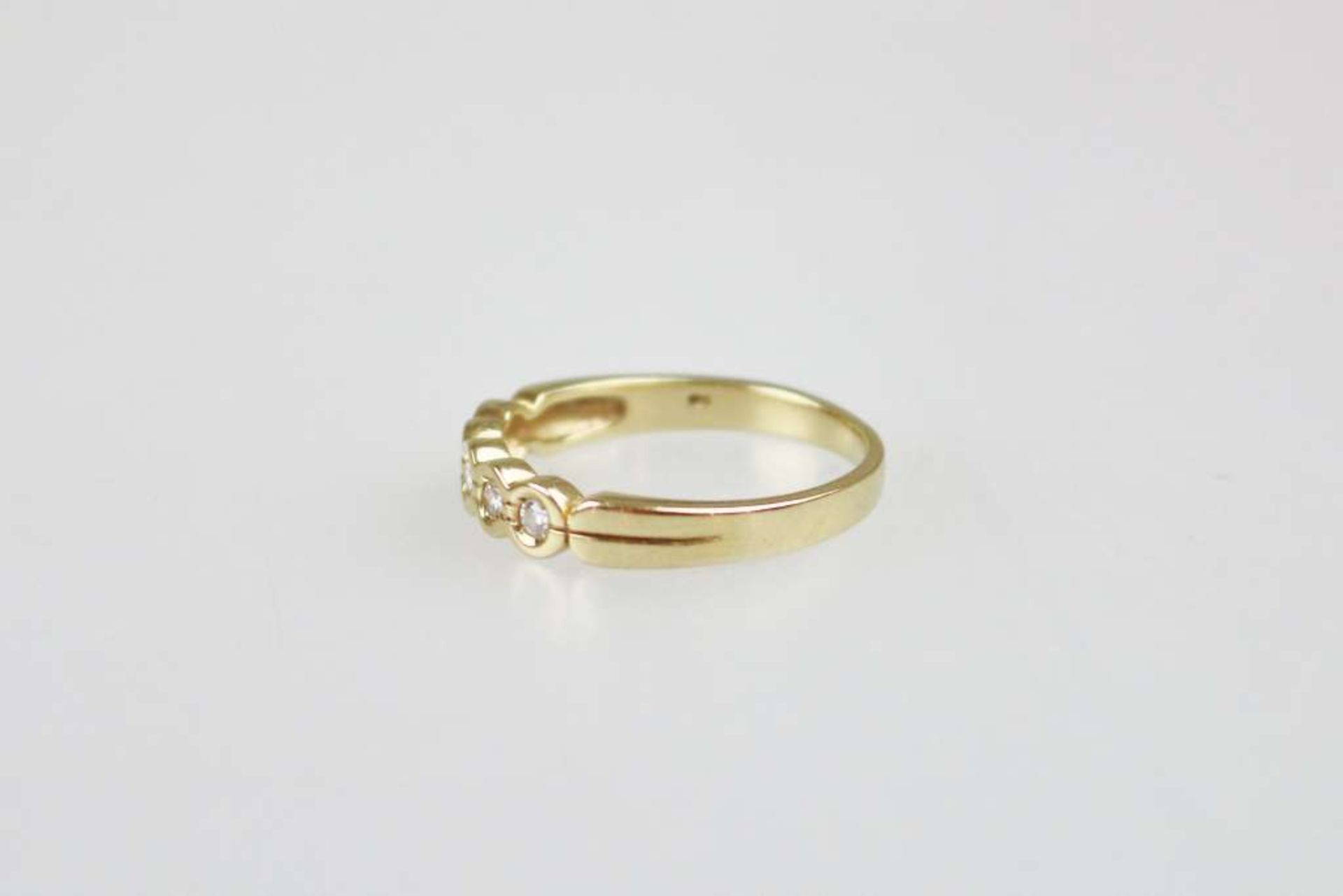 Ring, 585er Gelbgold, mit 5 in Reihe gesetzten Brillianten, zus. ca. 0,15 ct, diese von der - Bild 2 aus 3