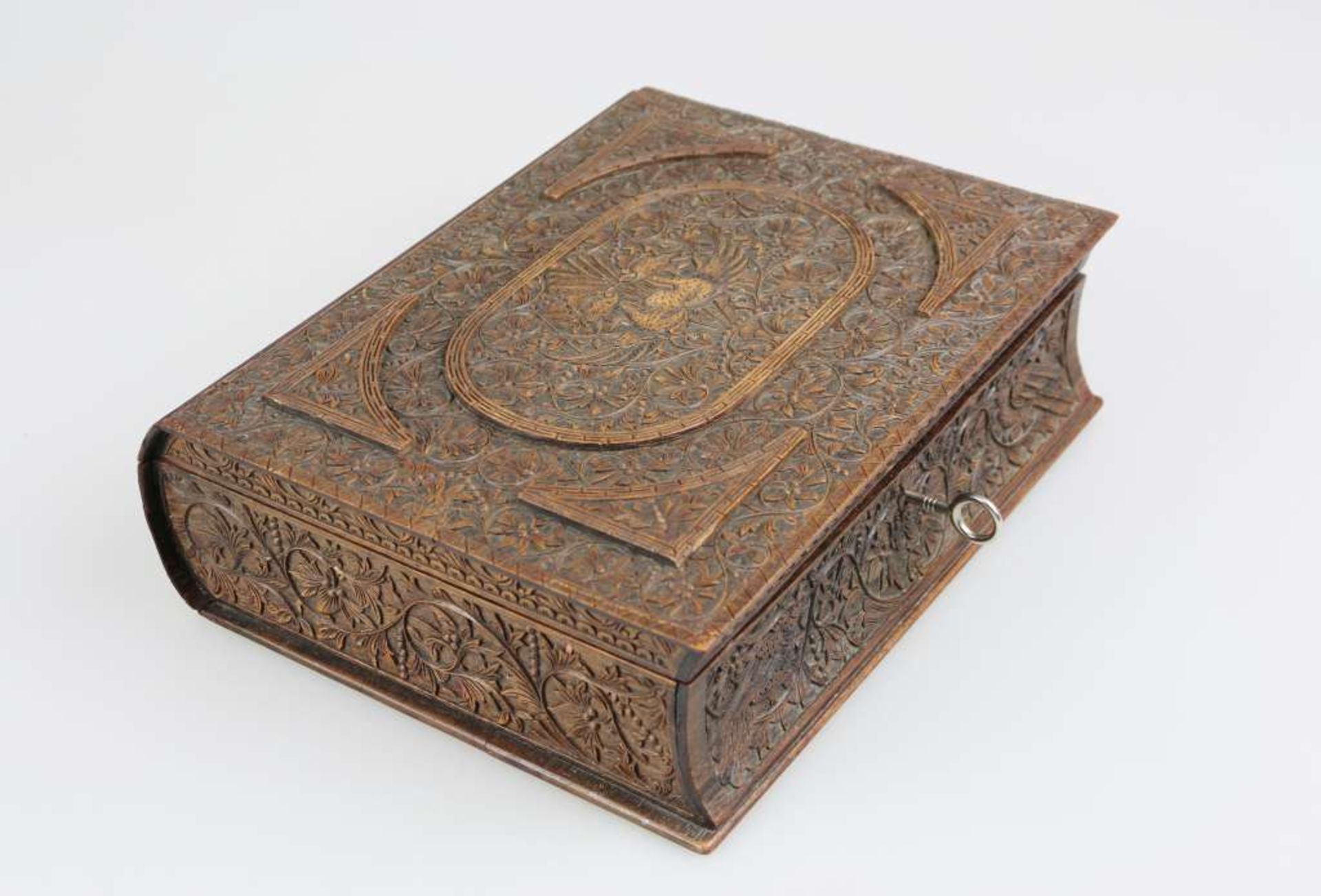 Kasten für Spielkarten in Form eines Buches, wohl Indonesien um 1900, Tropenholz, reich