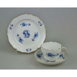 Meissen Kaffeegedeck "Blauer Drache" mit Goldrand um 1900, Form Neuer Ausschnitt, unterglasurblaue