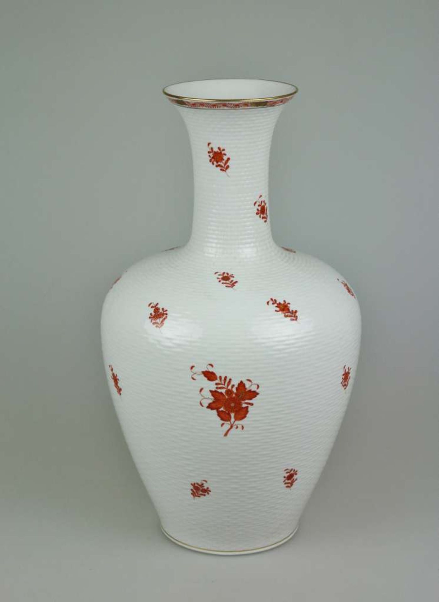 Herend Bodenvase, 20. Jh., Balusterform mit reliefiertem Korbgeflecht, Blumendekor "Apponyi orange",