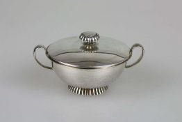 Silberschale mit Deckel, rund, seitlich zwei Handhaben, auf geripptem Rundfuss stehend, 925er