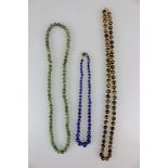 Drei Halsketten aus Jade, Tigerauge und Lapislazuli, gute Qualität, unterschiedliche Längen.