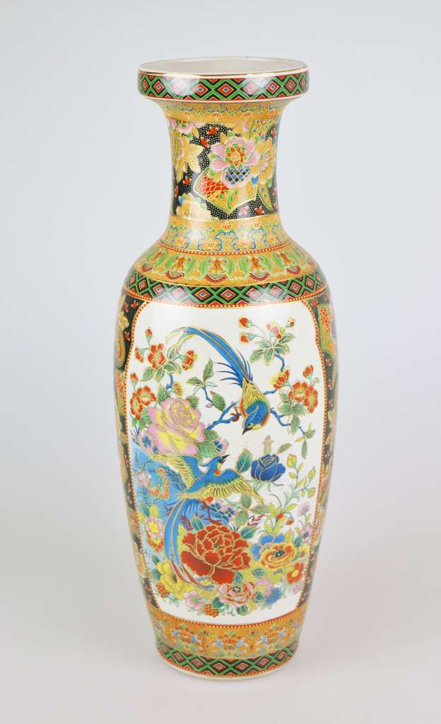 Bodenvase, 20. Jh., Asien, polychrom gefaßt, zwei großen Bildfelder, diese mit Päonien- und