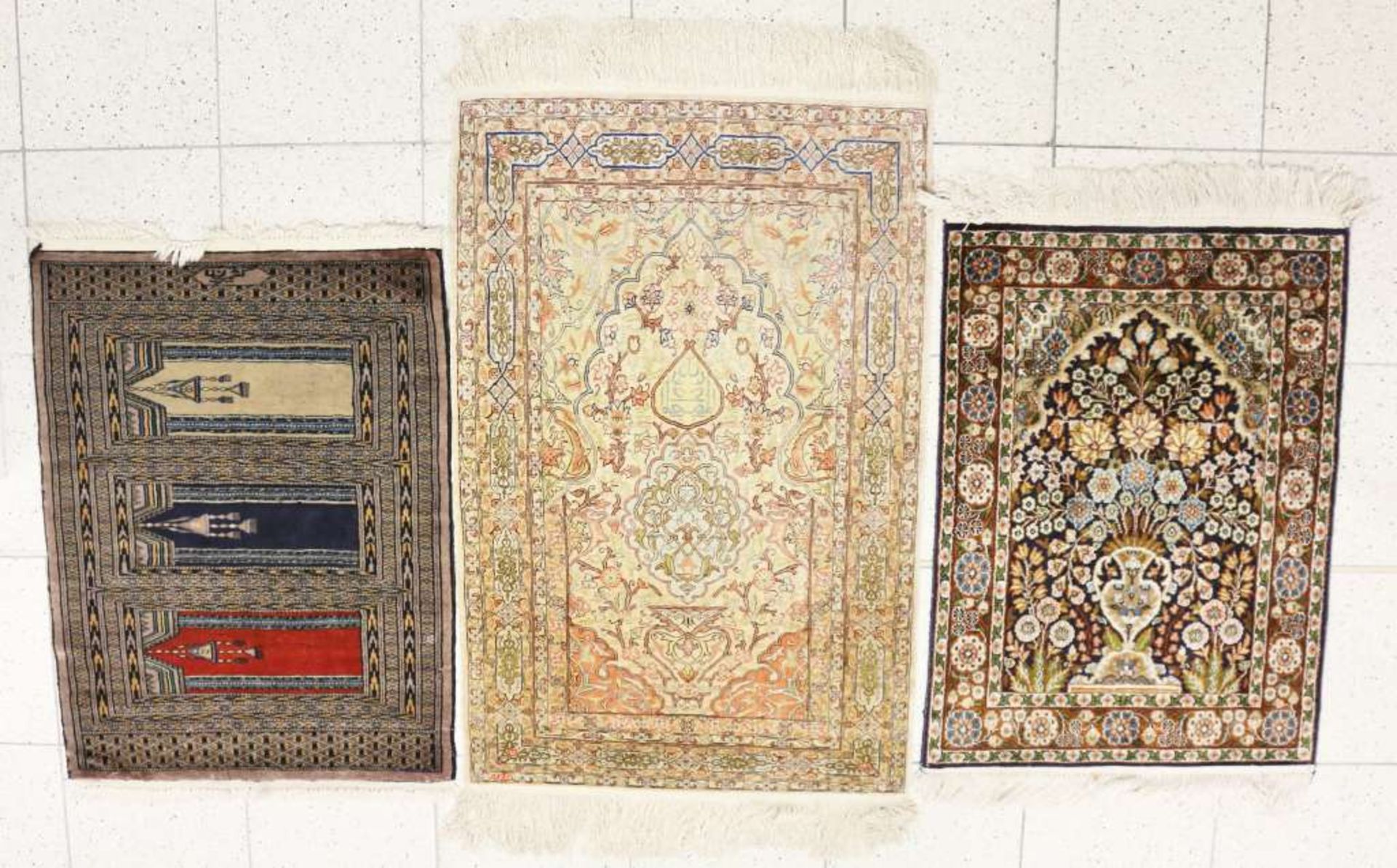 Drei Teppiche: Kashmir Seide 82 x 61cm; Gebetsteppich, wohl Persien, Seide, fein 102 x 68 cm;