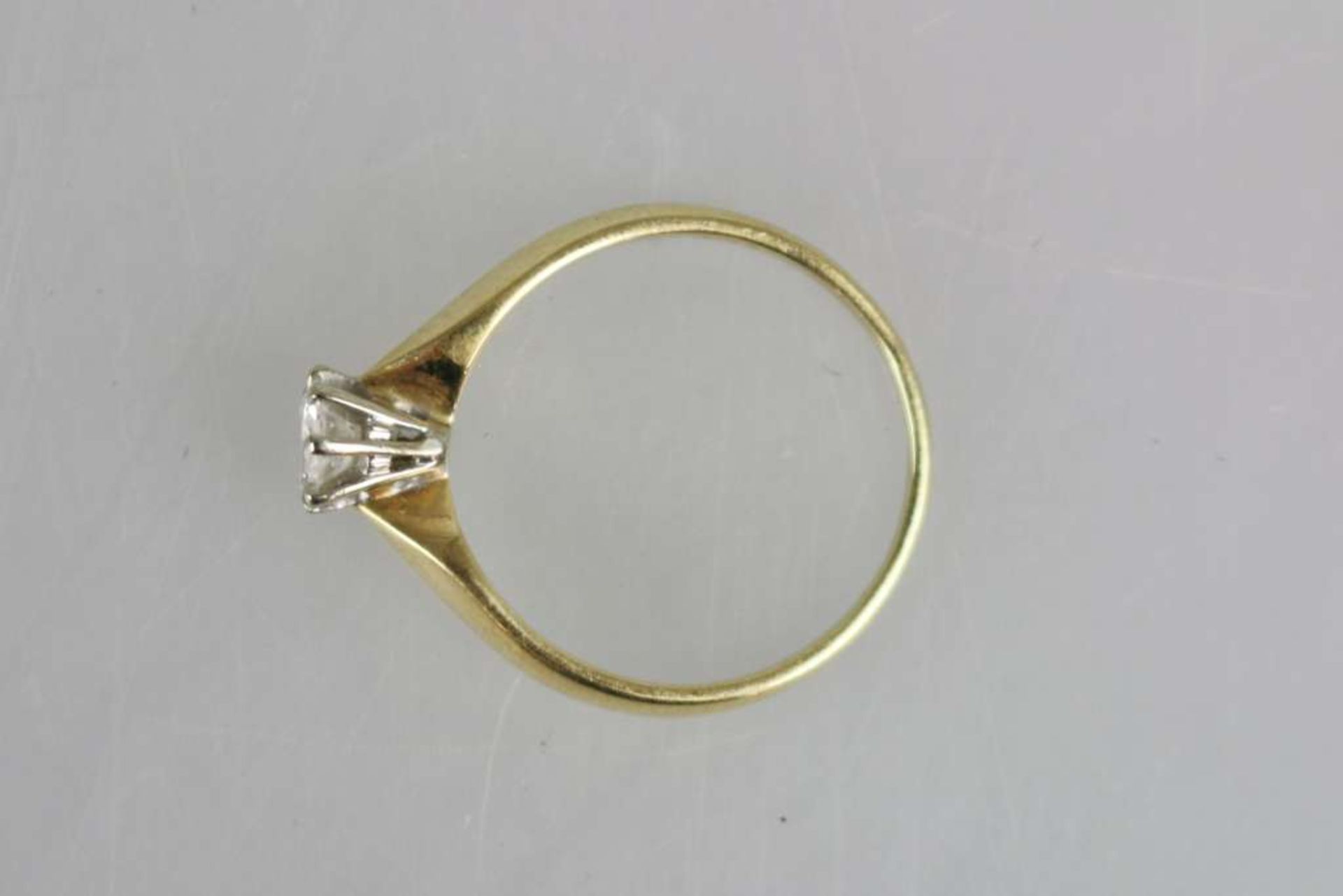 Damenring mit Solitärbrillant, schmaler Ring in 585er GG, leicht erhöt eingefasst ein Solitäbrillant - Bild 3 aus 3