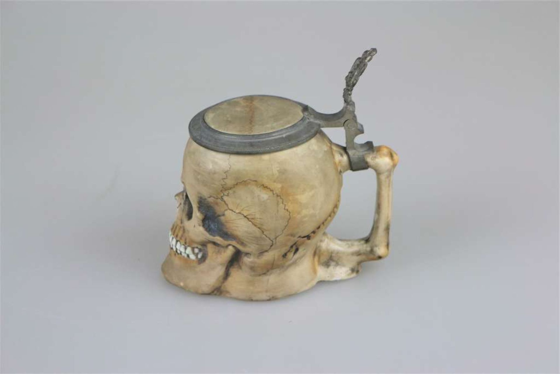 Studentika, Totenkopf-Humpen, Deckelkrug, wohl Porzellan mit Zinnmontur in Form eines Totenschädels, - Bild 3 aus 5