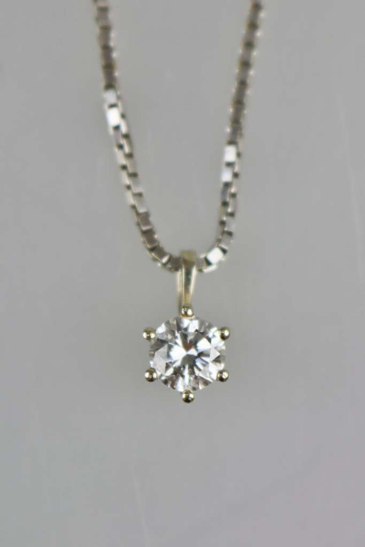 Halskette mit Solitär-Diamant, filigrane Kette in 750er WG, daran kronenförmige Fassung in 585er WG, - Bild 2 aus 3