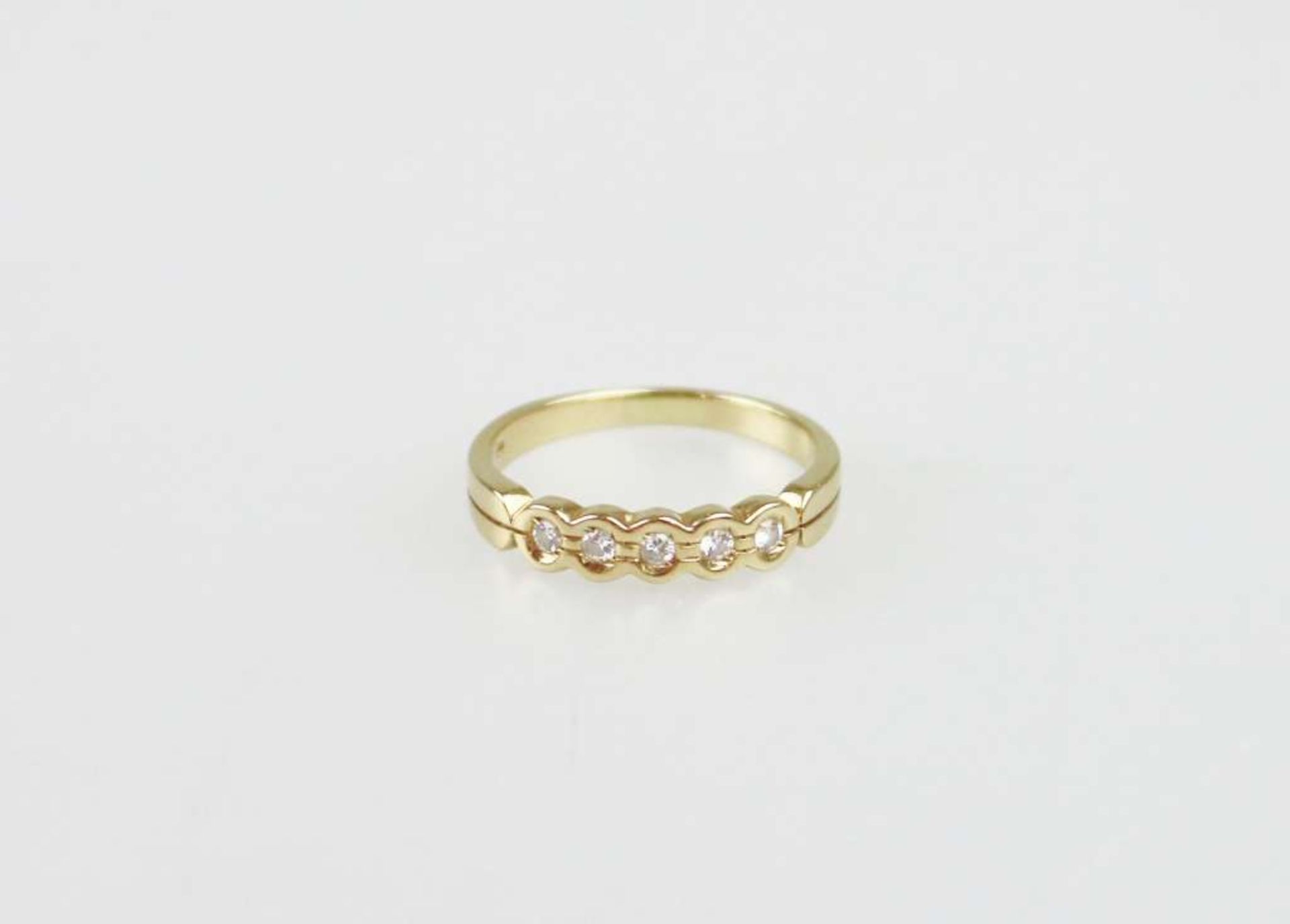 Ring, 585er Gelbgold, mit 5 in Reihe gesetzten Brillianten, zus. ca. 0,15 ct, diese von der