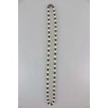Perlenkette, zweifarbig mit Silberverschluss im Jugendstil, Ø ca. 8-9 mm, Länge ca. 90 cm.