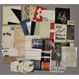 Konvolut Galerieunterlagen und Kunstzeitschriften: Kleinkataloge, Einladungskarten zu