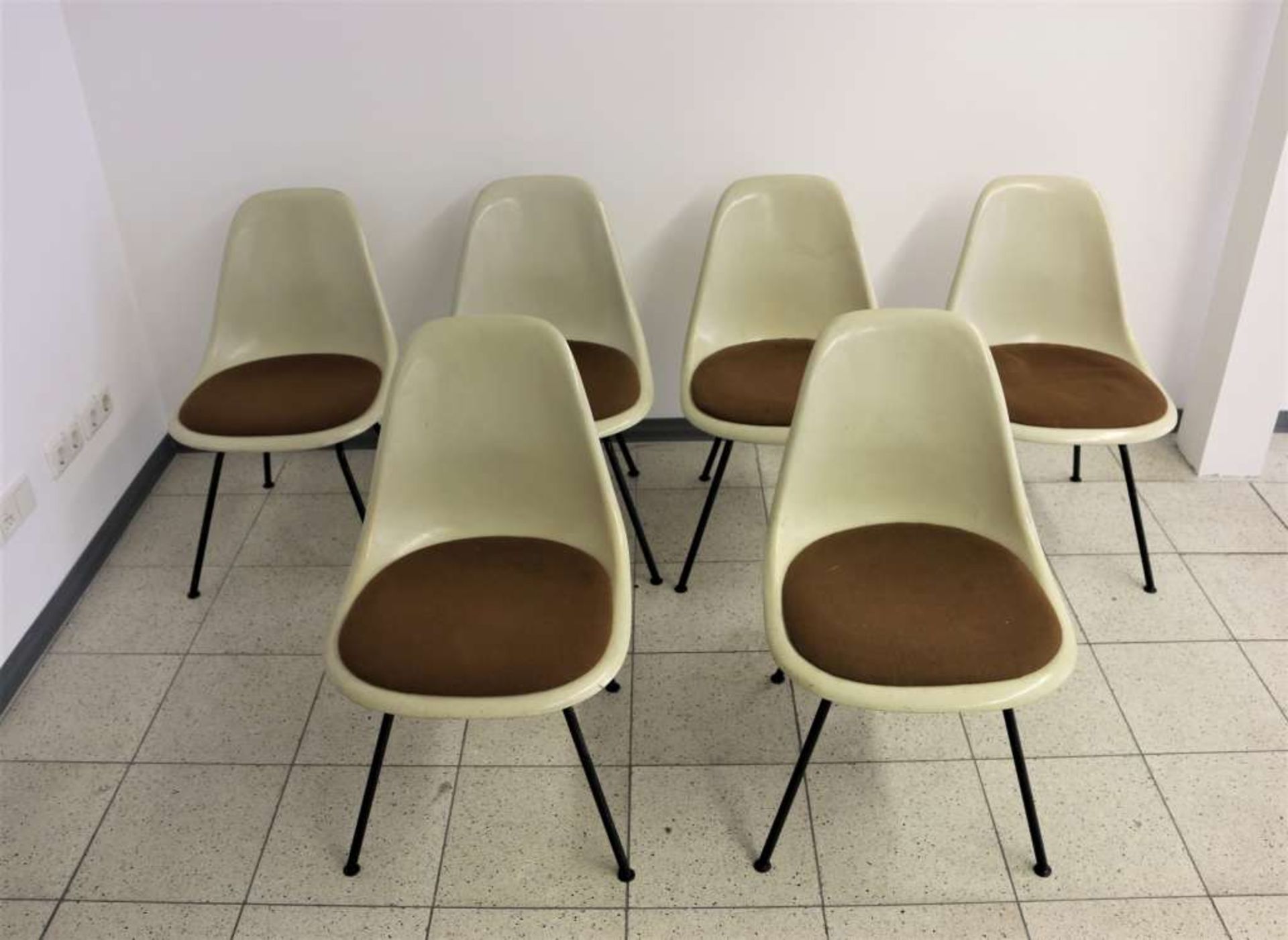 Charles EAMES (1907-1978), sechs Stühle 'side chair' auf 'H-base', 1968, Etikett Hermann Miller