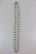 Perlenkette, zweifarbig mit Silberverschluss im Jugendstil, D.: ca. 8-9 mm, L.: ca. 90 cm.