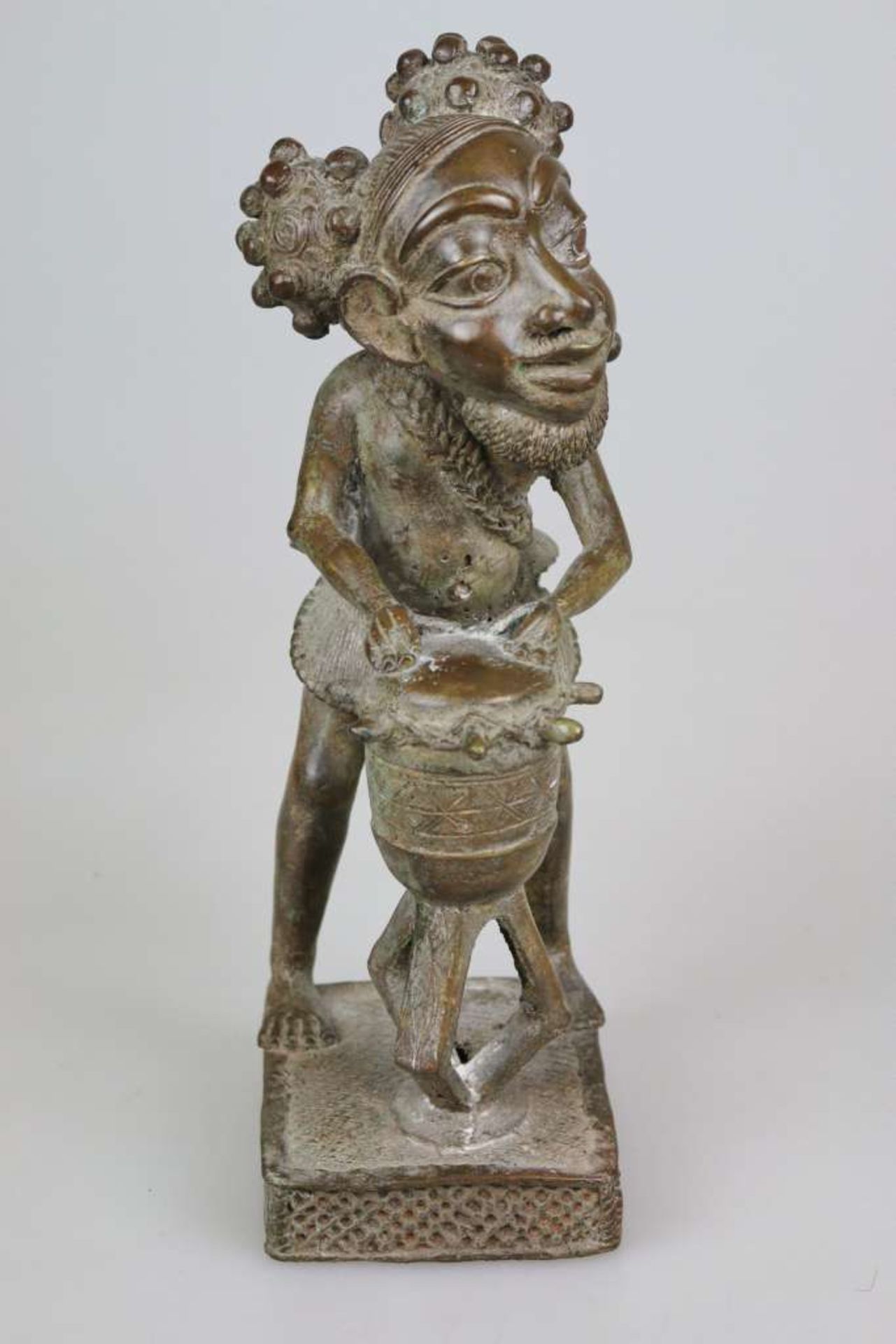 BAMILEKE, Kameruner Grasland, Metallguss Statuette, stehende Figur eines Trommlers auf einer - Bild 2 aus 5