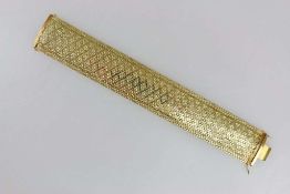 Breites Flechtarmband, 585er Gelbgold, Kastenverschluss und zwei Sicherheitsachten, L.: ca. 19,5 cm,