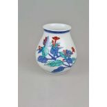 Nabeshima Vase, Japan, in der Art des Imaemon Imaizumi XIII oder Umfeld, polychrom staffierte