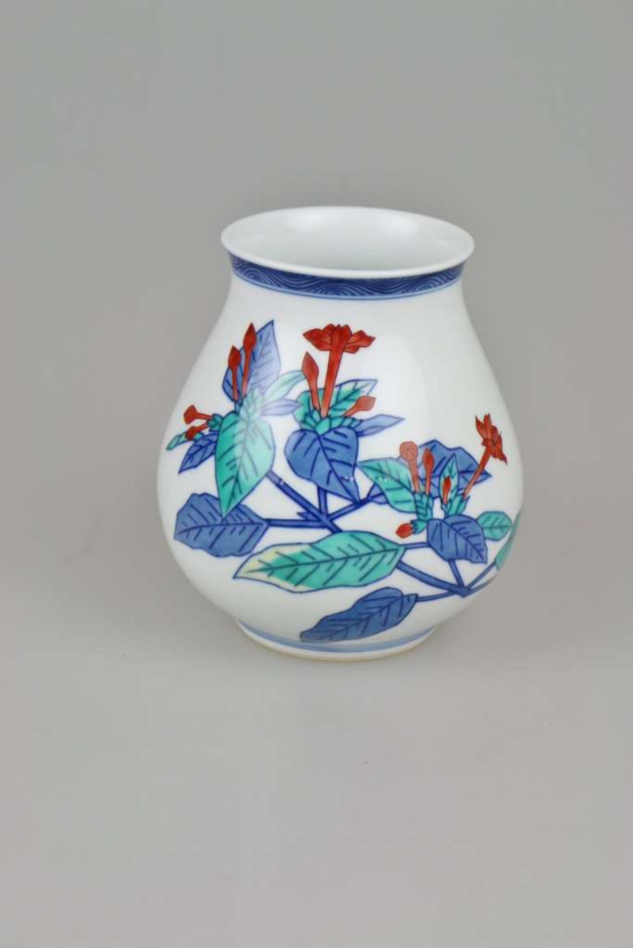 Nabeshima Vase, Japan, in der Art des Imaemon Imaizumi XIII oder Umfeld, polychrom staffierte