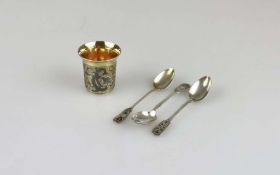 Silberbecher mit 3 Löffeln, Russland, 84 Zolotnik, Moskau, 19. Jh., floral ziseliertes Dekor mit