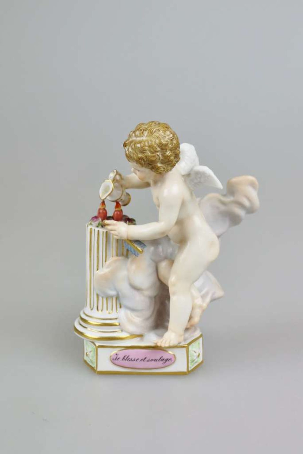 Meissen, Devisenkind, "JE BLESSE ET SOULAGE", zwei brennende Herzen löschender Putto. Entwurf 1777