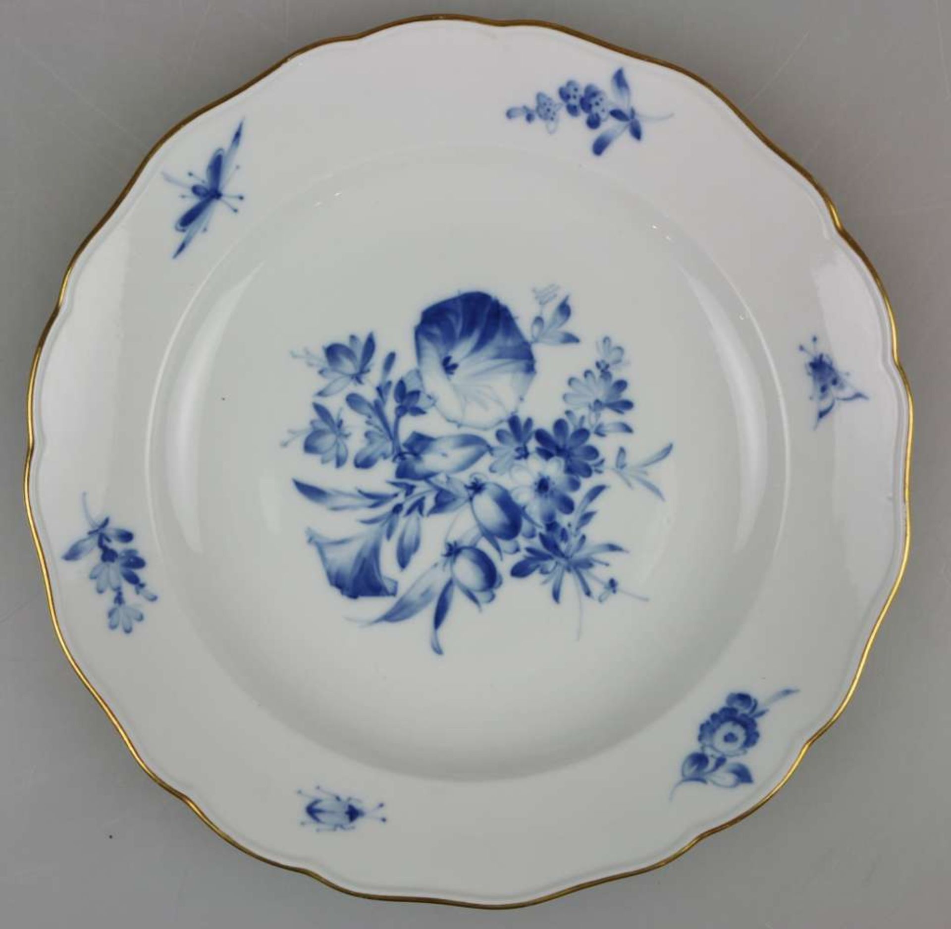 Meissen, Speiseservice, 19. Jh., Neuer Ausschnitt "Blaue Blume mit Insekten", Goldrand, 36-teilig, - Bild 2 aus 6