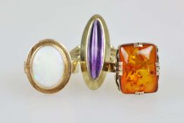 Drei Damenringe, 1 x 585er und 2 x 333er Gelbgold: ein Amethyst in spitzoval gestreckter Form,