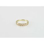 Ring, 585er Gelbgold, mit 5 in Reihe gesetzten Brillianten, zus. ca. 0,15 ct, diese von der