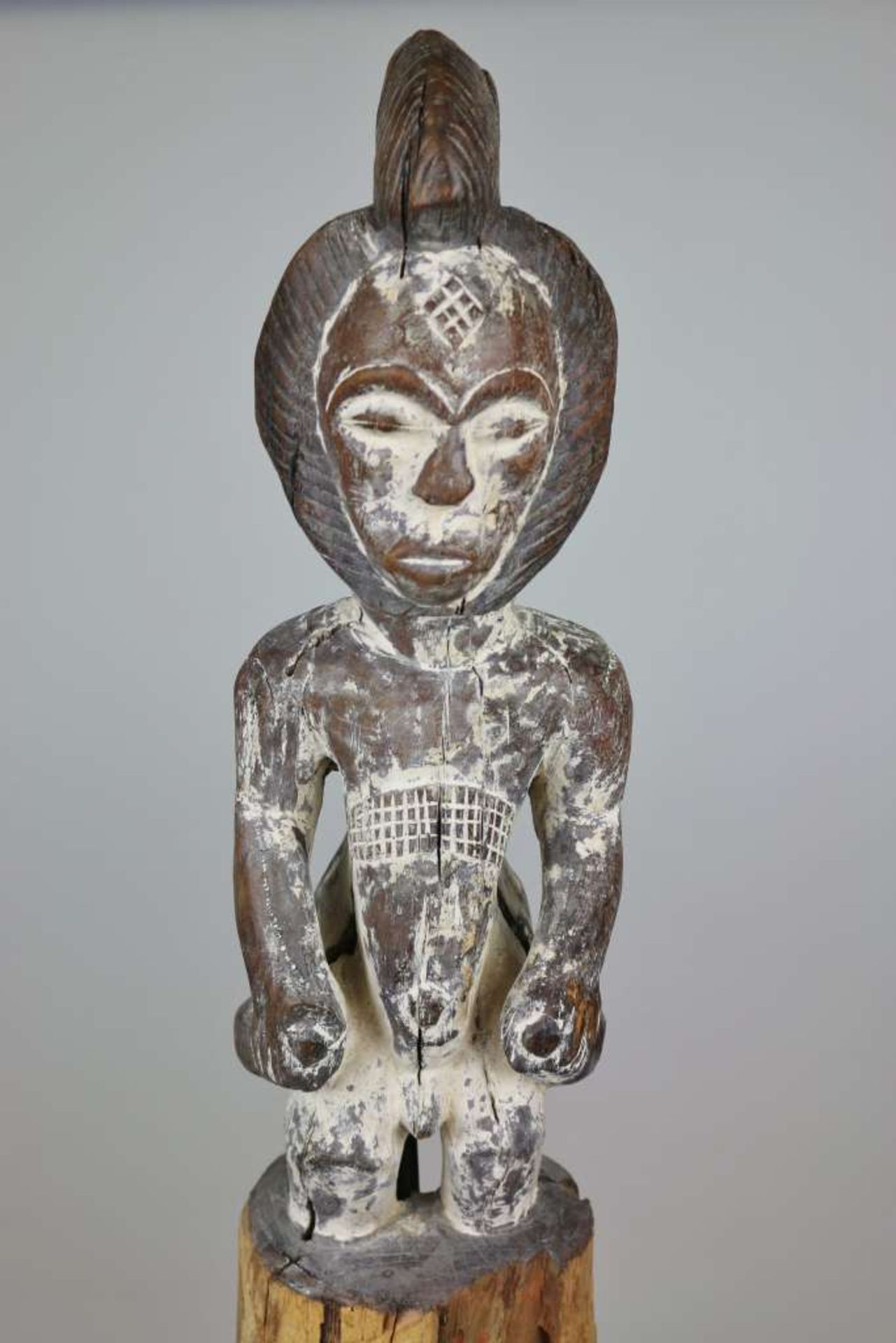 PUNU Figur, GABUN, Holz, gefasst. Wächterfigur "okuyi" der Punu, mit Resten alter Kaolinfassung. - Bild 2 aus 4