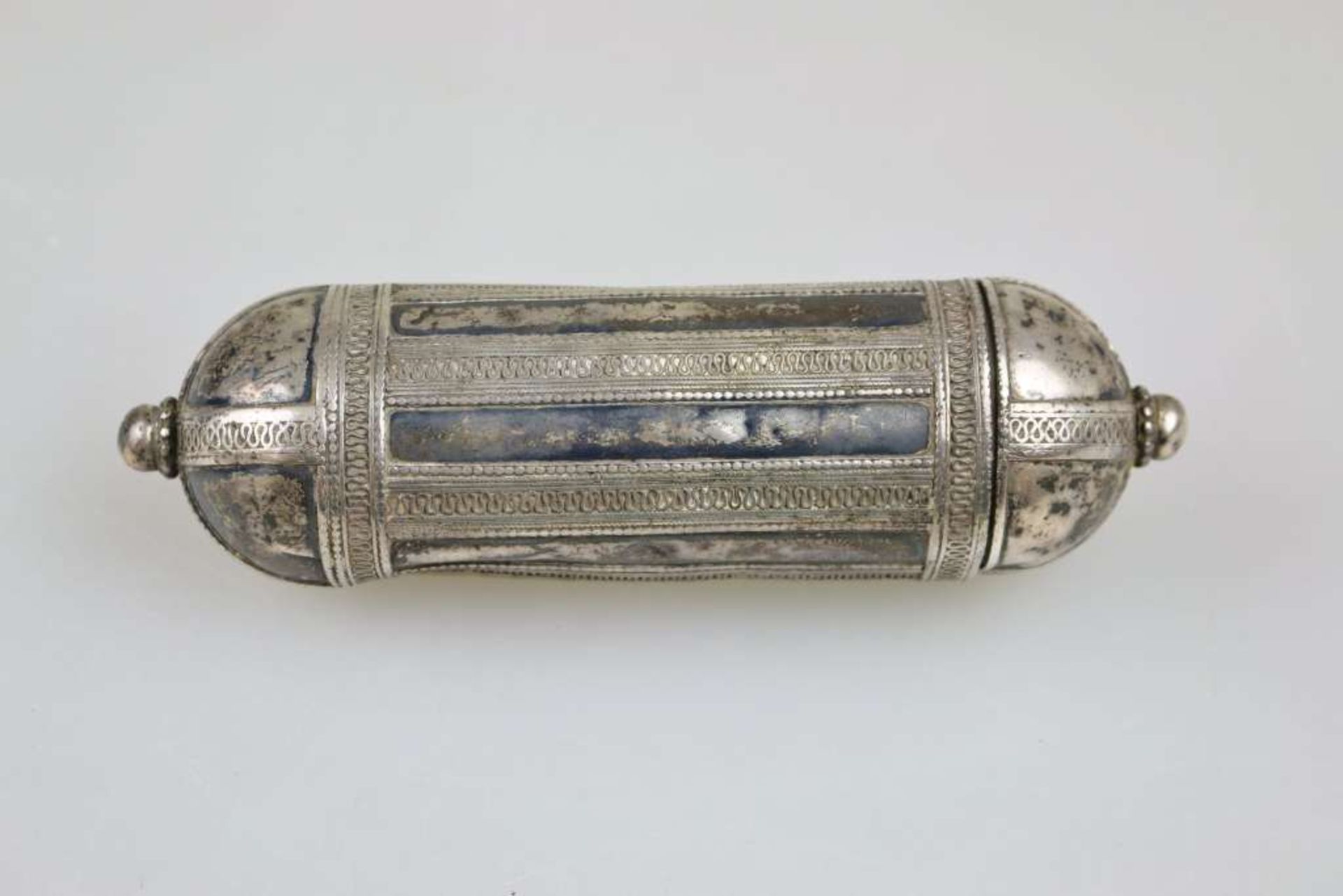 Amulettbehälter, wohl Jemen 19./20. Jh., Silber, zylindrischer Korpus, verziert, L.: ca. 17 cm, - Bild 3 aus 4